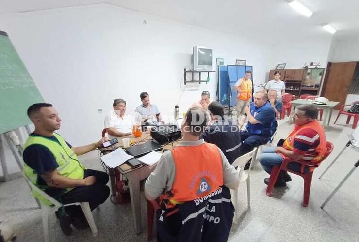 Imagen de Jefe Provincial de Operaciones y Bombero de Pueblo Esther Colaboran en Comando de Incidentes por Inundación en Reconquista