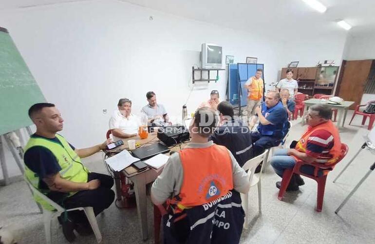 Imagen de Jefe Provincial de Operaciones y Bombero de Pueblo Esther Colaboran en Comando de Incidentes por Inundación en Reconquista