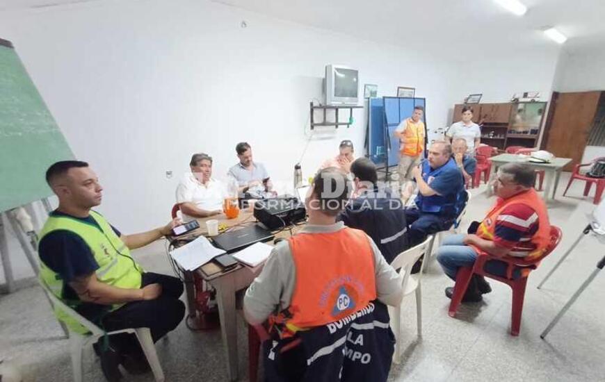 Imagen de Jefe Provincial de Operaciones y Bombero de Pueblo Esther Colaboran en Comando de Incidentes por Inundaci&oacute;n en Reconquista