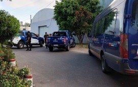 Personal policial trabajando en el lugar.