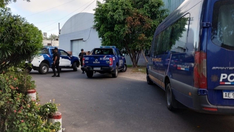 Personal policial trabajando en el lugar.