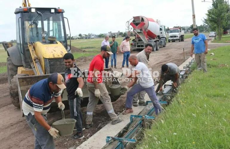 Imagen de Avanza la obra de cord&oacute;n cuneta en el loteo Zanchetta