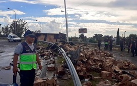 Imagen de Volc&oacute; un cami&oacute;n cargado de cajas de aceite, los vecinos se llevaron la mercader&iacute;a