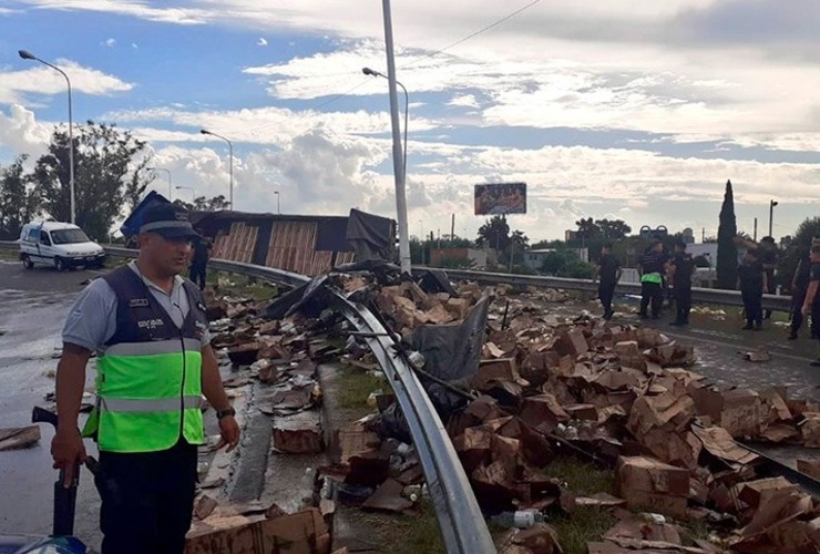 Imagen de Volcó un camión cargado de cajas de aceite, los vecinos se llevaron la mercadería