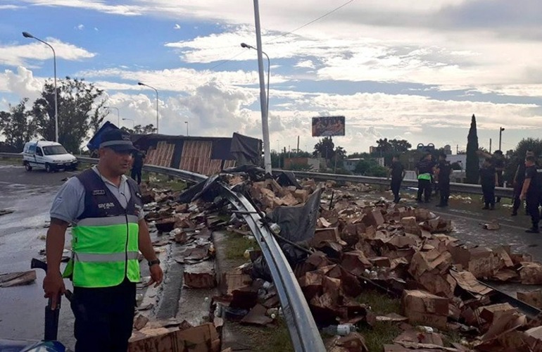 Imagen de Volcó un camión cargado de cajas de aceite, los vecinos se llevaron la mercadería