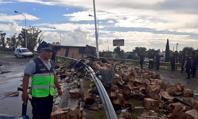 Imagen de Volc&oacute; un cami&oacute;n cargado de cajas de aceite, los vecinos se llevaron la mercader&iacute;a