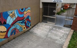 El frente de una escuela p&uacute;blica, otra vez escenario de un mensaje mafioso. (Rosario3)