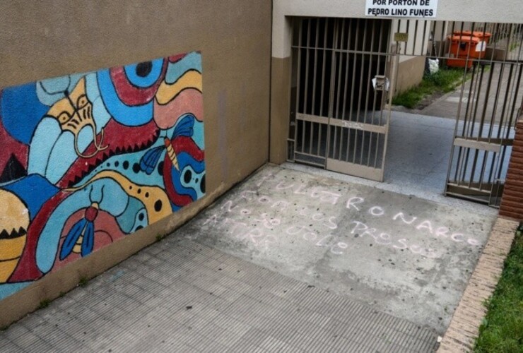 El frente de una escuela pública, otra vez escenario de un mensaje mafioso. (Rosario3)