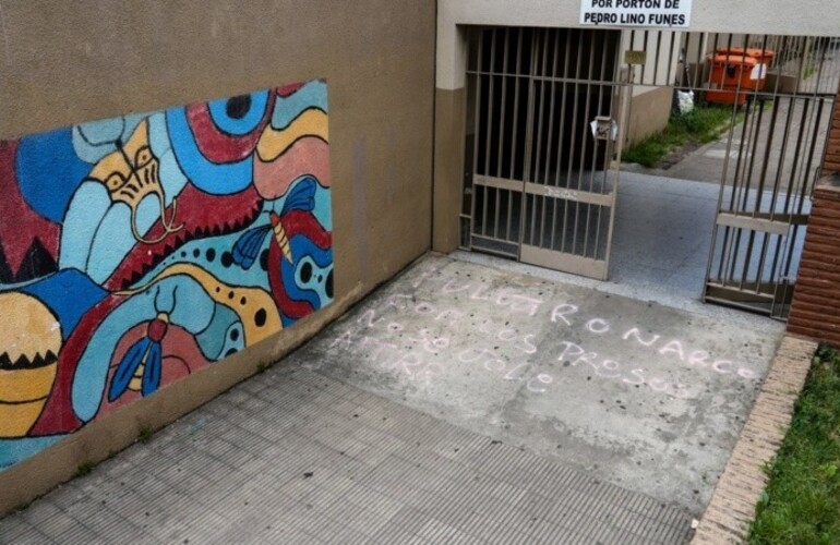 El frente de una escuela p&uacute;blica, otra vez escenario de un mensaje mafioso. (Rosario3)
