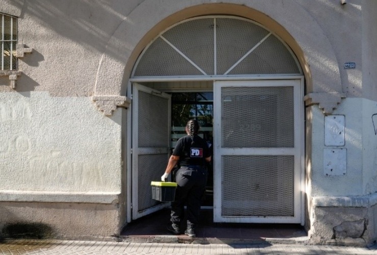 Personal policial trabaja en el edificio, que sigue atendiendo al público con normalidad. (Rosario3)