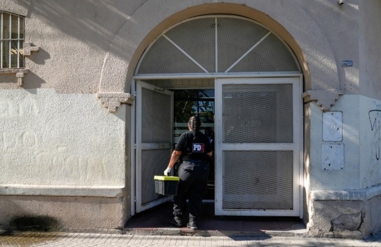 Personal policial trabaja en el edificio, que sigue atendiendo al público con normalidad. (Rosario3)