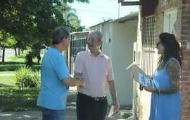 El intendente Daniel Tonelli junto a la Secretaria de Medioambiente Ximena del Cerro recorriendo el barrio.