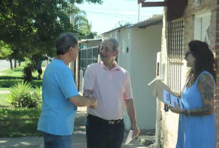 El intendente Daniel Tonelli junto a la Secretaria de Medioambiente Ximena del Cerro recorriendo el barrio.