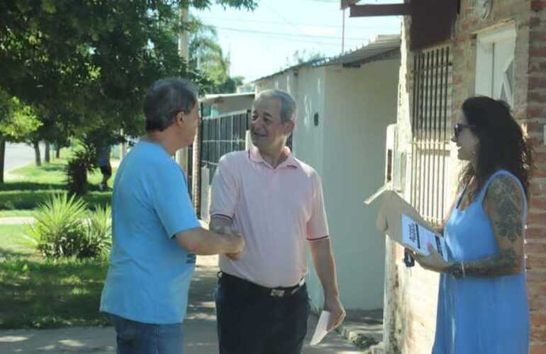 El intendente Daniel Tonelli junto a la Secretaria de Medioambiente Ximena del Cerro recorriendo el barrio.