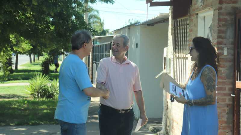 El intendente Daniel Tonelli junto a la Secretaria de Medioambiente Ximena del Cerro recorriendo el barrio.