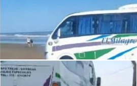 Imagen de Un micro con 25 pasajeros baj&oacute; a la playa, se qued&oacute; atascado en la arena y debi&oacute; ser rescatado por tres camionetas