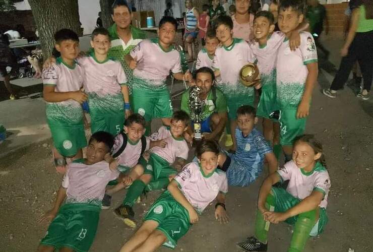 Imagen de Las inferiores de Amigos de la Estación, finalizaron el 2023 con títulos, trofeos y medallas.