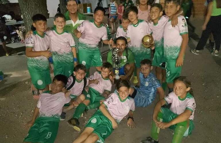 Imagen de Las inferiores de Amigos de la Estación, finalizaron el 2023 con títulos, trofeos y medallas.