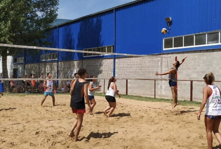 Imagen de Inició la Escuela de Beach Vóley Mixto en Talleres.