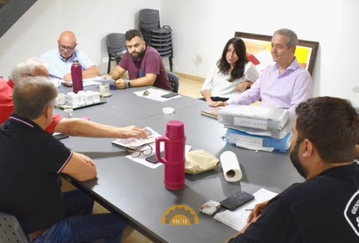 Los concejales junto al intendente Daniel Tonelli y a la Secretaria de Hacienda Vanina Brancatto. Foto: Honorable Concejo Municipal