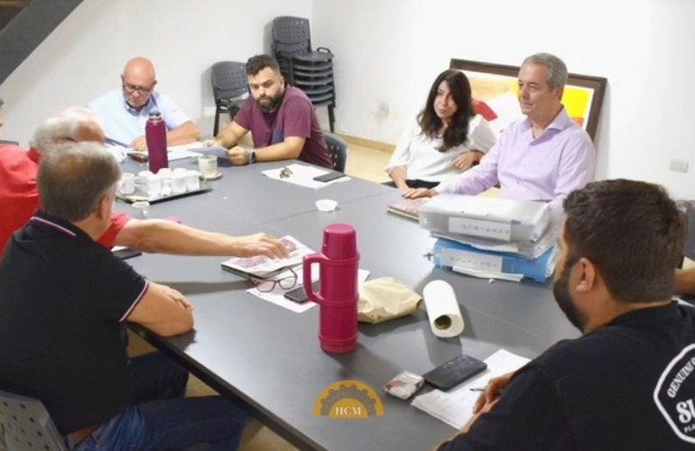 Los concejales junto al intendente Daniel Tonelli y a la Secretaria de Hacienda Vanina Brancatto. Foto: Honorable Concejo Municipal