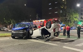 Bomberos tuvieron que arrancar la puerta trasera para rescatar a una de las ocupantes. (Rosario3)