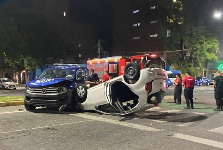 Bomberos tuvieron que arrancar la puerta trasera para rescatar a una de las ocupantes. (Rosario3)