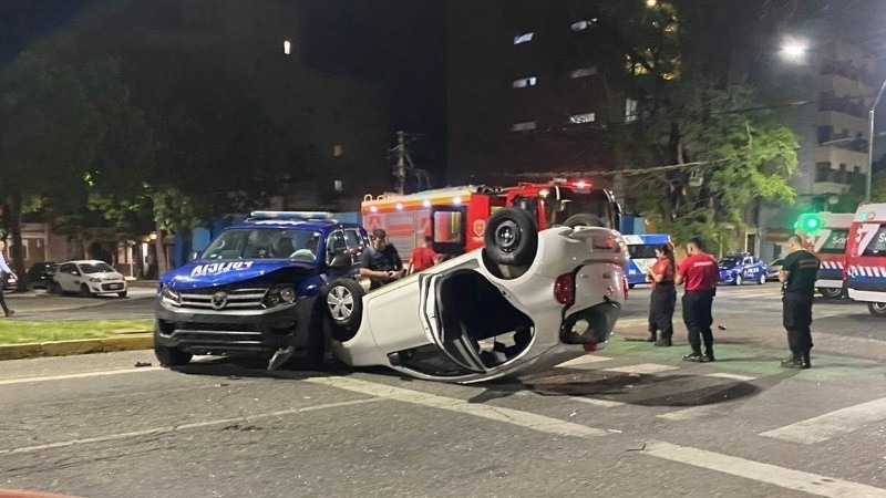 Bomberos tuvieron que arrancar la puerta trasera para rescatar a una de las ocupantes. (Rosario3)