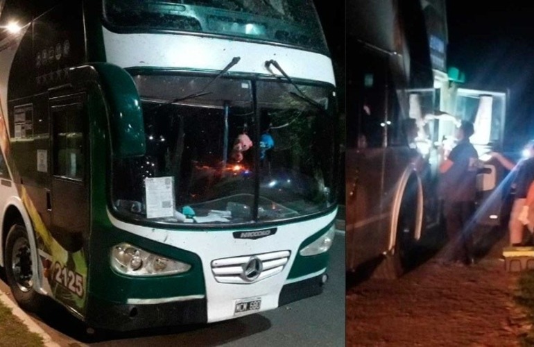 Los pasajeros terminaron encañonados en plena ruta. (PSF/Informa2.com.ar)