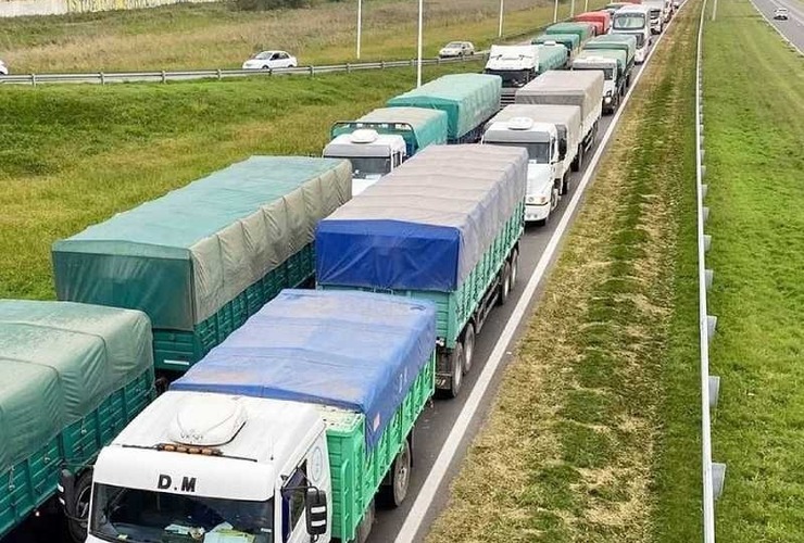 Imagen de Se esperan m&aacute;s de 2 millones de camiones a los puertos de Santa Fe por una �cosecha hist&oacute;rica�