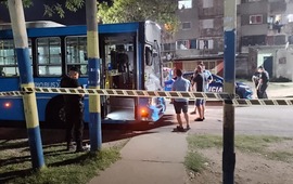 Imagen de Atacaron a balazos un colectivo y dejaron una nota amenazante contra el gobernador