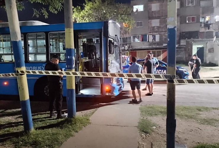 Imagen de Atacaron a balazos un colectivo y dejaron una nota amenazante contra el gobernador