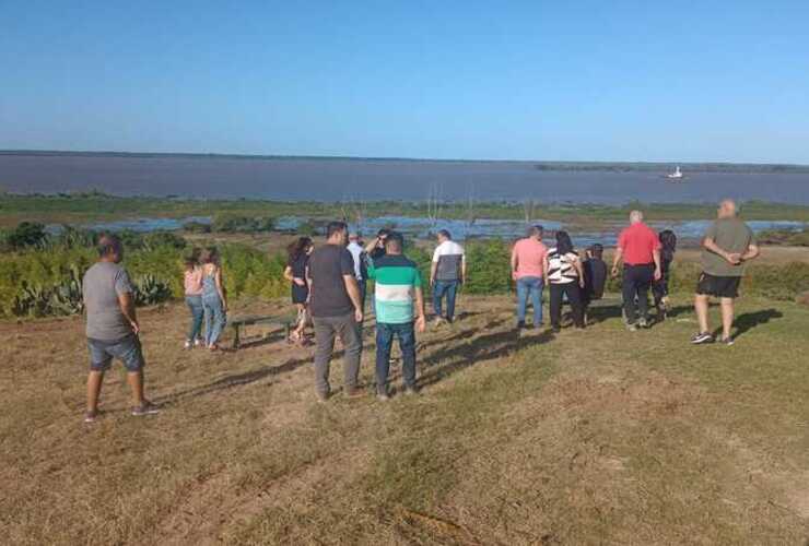 Todos disfrutando de la hermosa vista que ofrece el Río Paraná