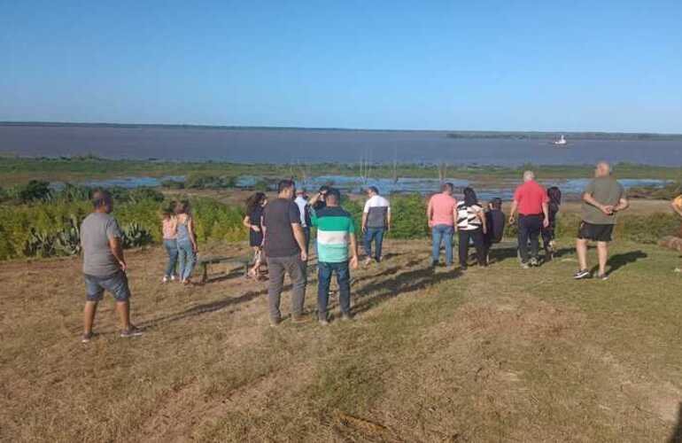 Todos disfrutando de la hermosa vista que ofrece el Río Paraná