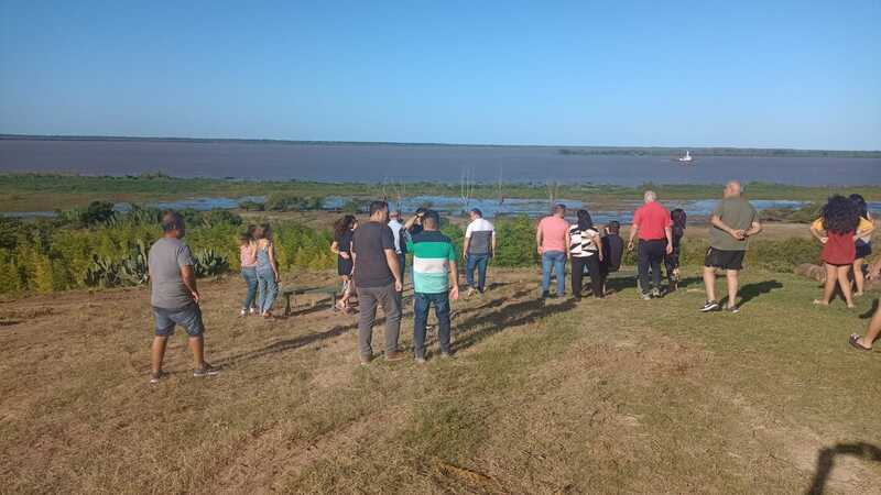 Todos disfrutando de la hermosa vista que ofrece el R&iacute;o Paran&aacute;