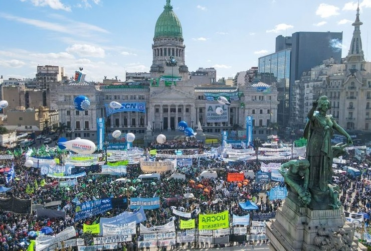 Imagen de Las centrales sindicales realizan el primer paro contra el gobierno de Milei