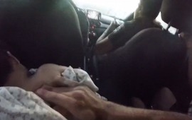 El beb&eacute; trasladado en el patrullero con maniobras de reanimaci&oacute;n en el camino.
