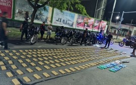La polic&iacute;a despleg&oacute; los secuestrado sobre el asfalto. (URII)