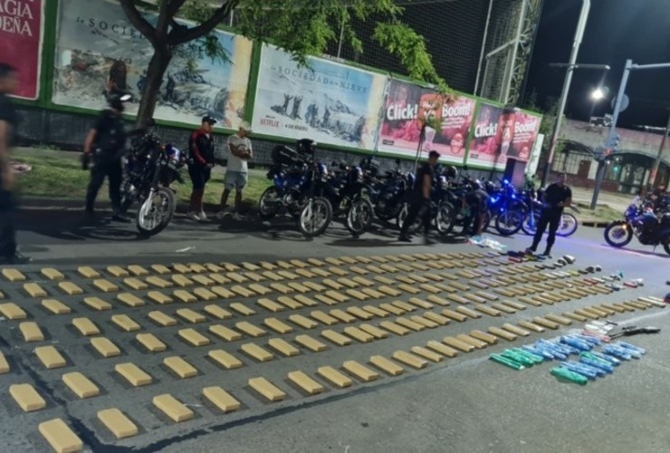 La polic&iacute;a despleg&oacute; los secuestrado sobre el asfalto. (URII)