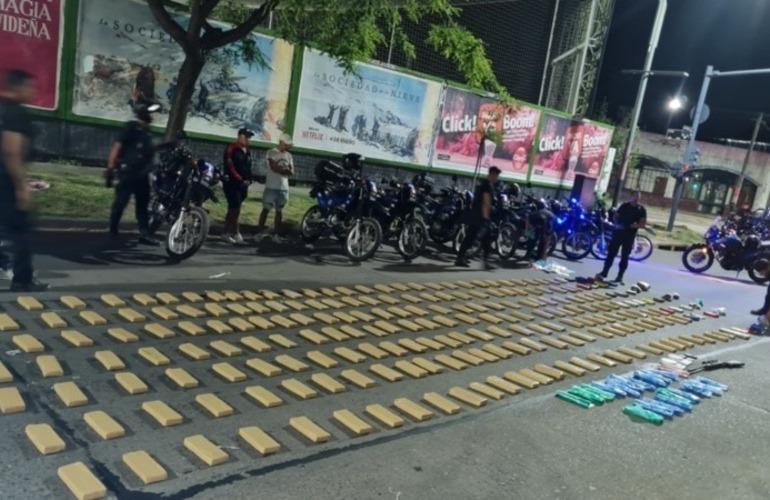 La polic&iacute;a despleg&oacute; los secuestrado sobre el asfalto. (URII)