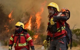 Imagen de Brigadistas contin&uacute;an trabajando para extinguir el incendio en Los Alerces