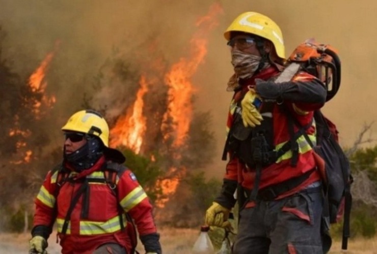 Imagen de Brigadistas continúan trabajando para extinguir el incendio en Los Alerces