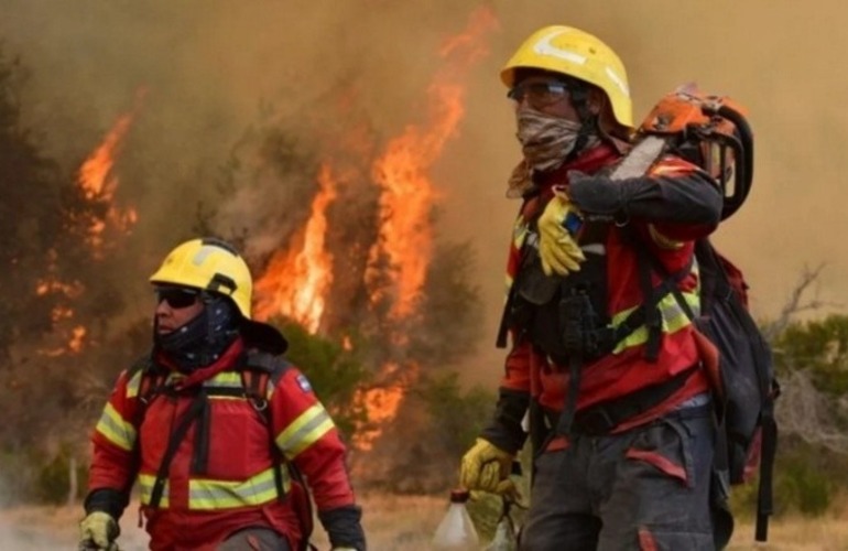 Imagen de Brigadistas continúan trabajando para extinguir el incendio en Los Alerces
