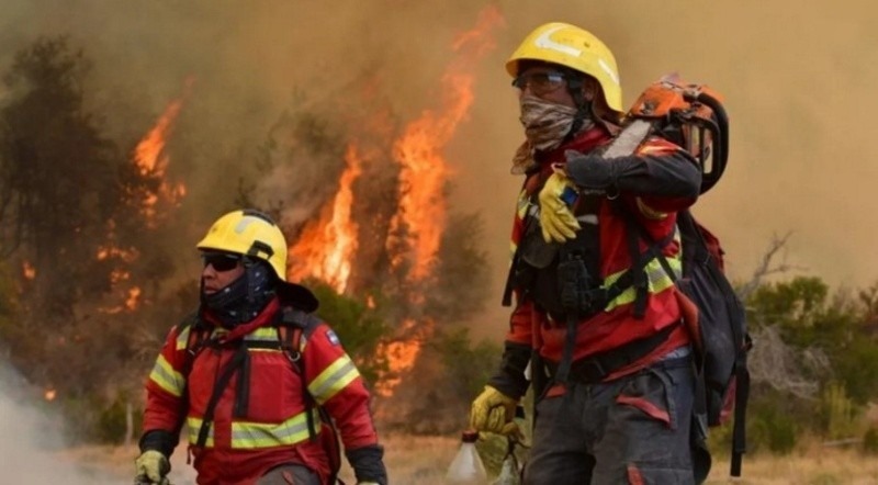 Imagen de Brigadistas contin&uacute;an trabajando para extinguir el incendio en Los Alerces