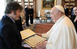 Imagen de Milei se reuni&oacute; con el Papa y le regal&oacute; una carta a Alberdi y alfajores de dulce de leche