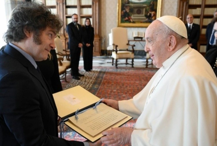 Imagen de Milei se reunió con el Papa y le regaló una carta a Alberdi y alfajores de dulce de leche