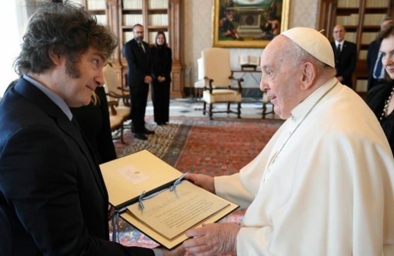 Imagen de Milei se reunió con el Papa y le regaló una carta a Alberdi y alfajores de dulce de leche