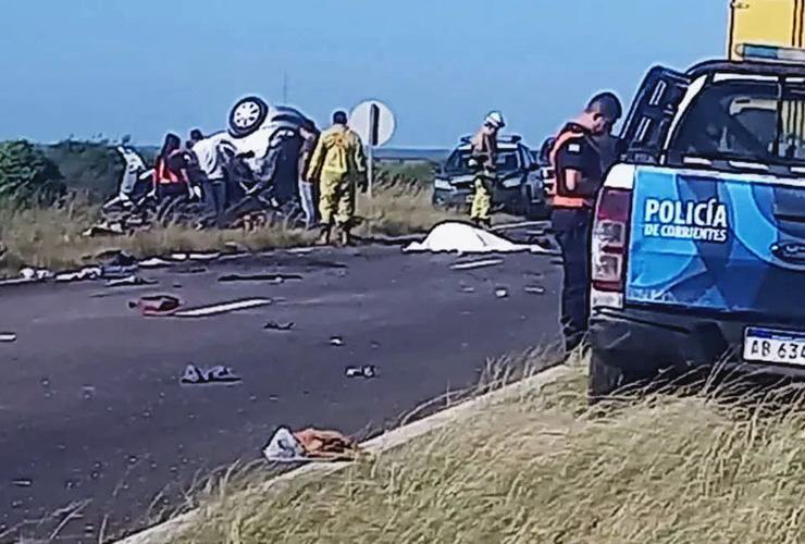 Imagen de Cinco muertos de una misma familia por un choque entre un automóvil y un camión en Corrientes