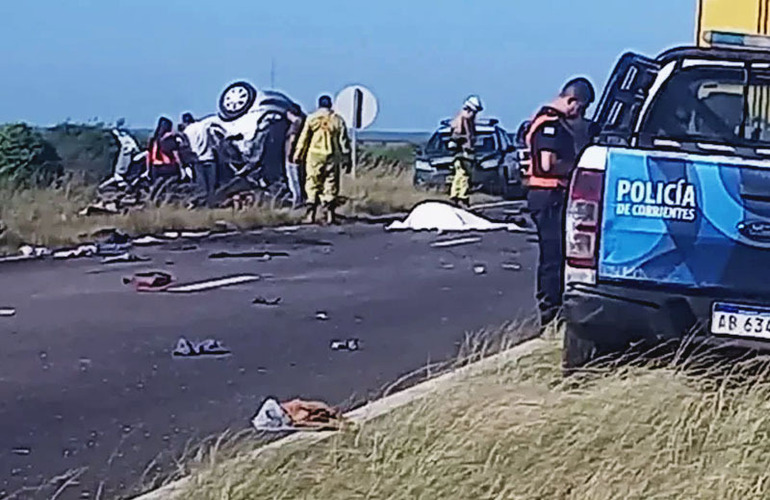 Imagen de Cinco muertos de una misma familia por un choque entre un automóvil y un camión en Corrientes