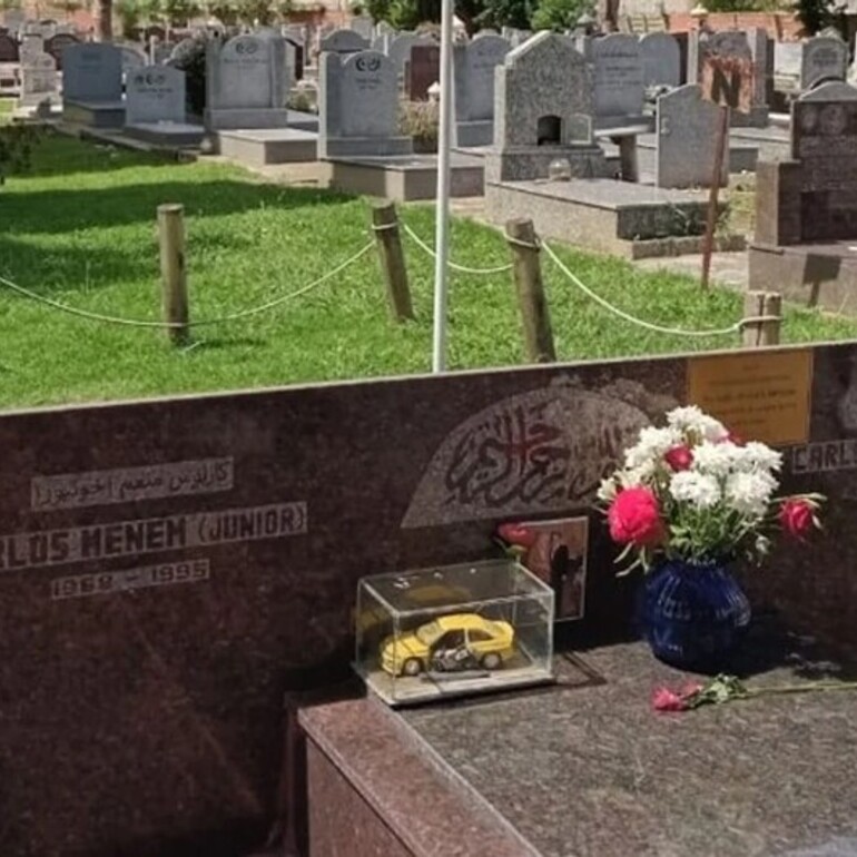 Imagen de Profanaron las tumbas de Carlos Menem y su hijo en el Cementerio Islámico